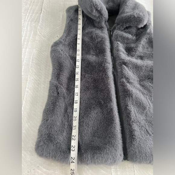 WHBM Womens Faux Fur Super Soft Vest Size Small Gray Collared Full Zip Like New - Picture 6 of 7